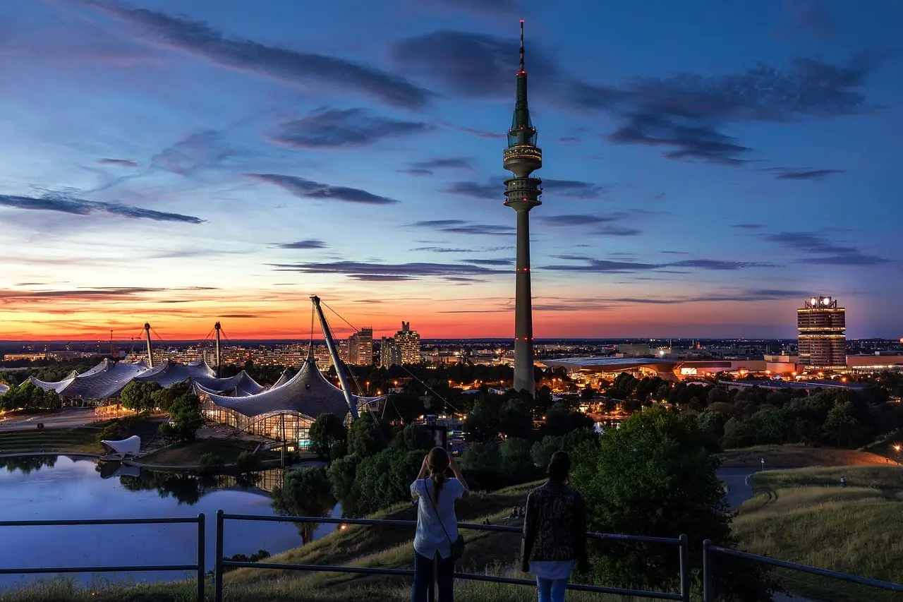 Stadionlignende tag og by ved solnedgang